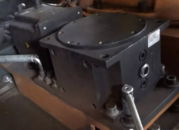 擰松變數(shù)箱的三個(gè)緊固螺絲，和一個(gè)偏心輪的緊固螺絲