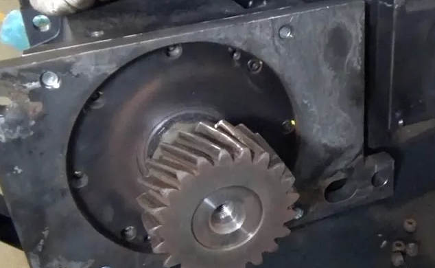 齒輪箱的的螺絲斷了六根，外嚙合的斜齒輪嚴(yán)重磨損